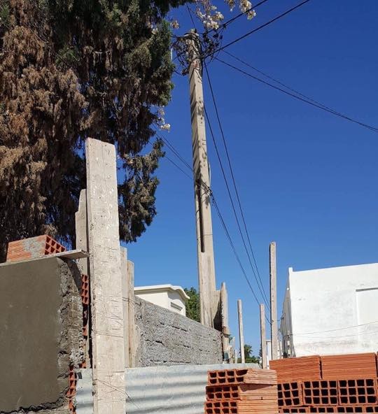A Carthage Salambo : il s’approprie le trottoir et le poteau électrique en sus