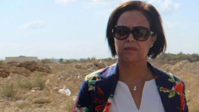 Devant la colère des habitants de Sidi Amor, la gouverneure de Nabeul évacuée dans une voiture de police