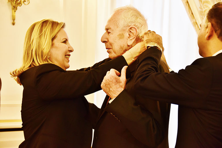 Jean Daniel décoré de l'ordre de mérite culturel