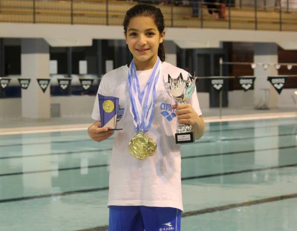 Médaille et 4 coupes d’or pour Sirine Mjahed, nageuse tunisienne de 9 ans