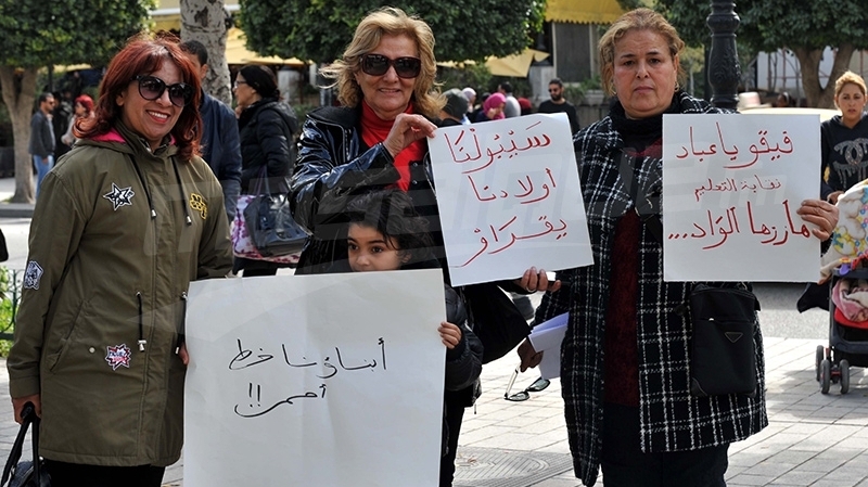 Des parents protestent contre la suspension des cours