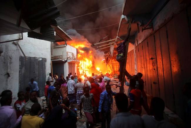 Le souk Boumendil à Tunis prend feu