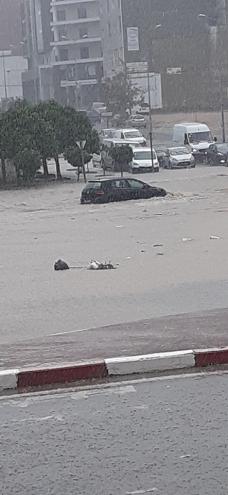 Pluies diluviennes à Sousse : rues inondées et véhicules emportés par les eaux 