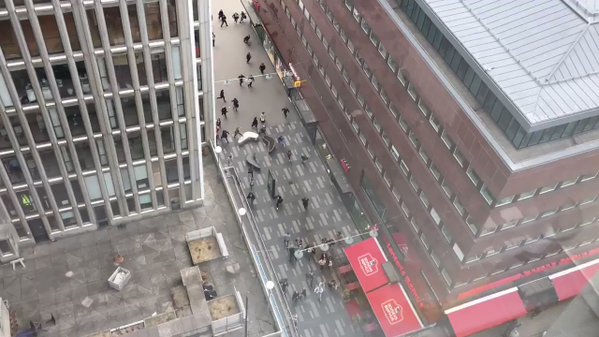 Un camion fonce dans la foule à Stockholm : 3 morts et plusieurs blessés
