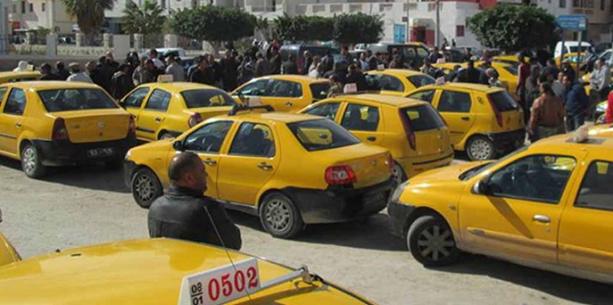 Devant l’ARP: Les taxistes organisent un rassemblement de protestation contre les taxi-scooters