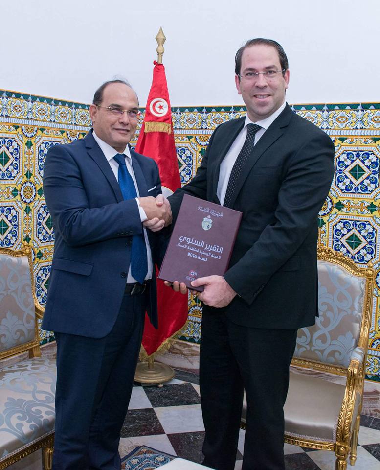 Chawki Tabib remet le rapport annuel de l’INLUCC à Youssef Chahed