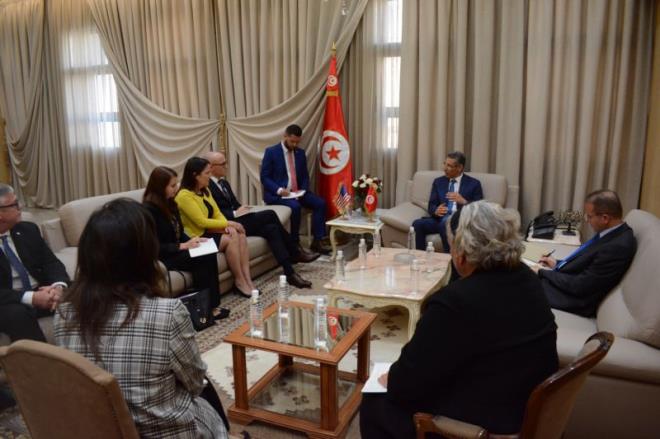 Taoufik Charfeddine reçoit une délégation conduite par le sous-secrétaire d’Etat américain