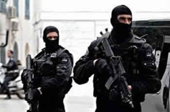 Plus de 100 agents de la brigade antiterroriste décorés par Habib Essid
