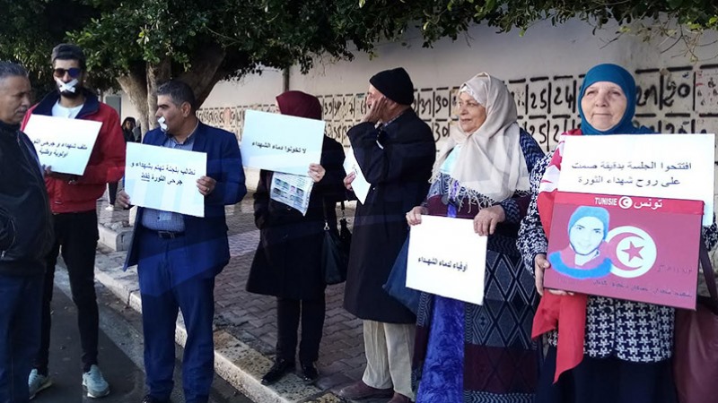 Protestation des familles de martyrs de la révolution devant l'ARP