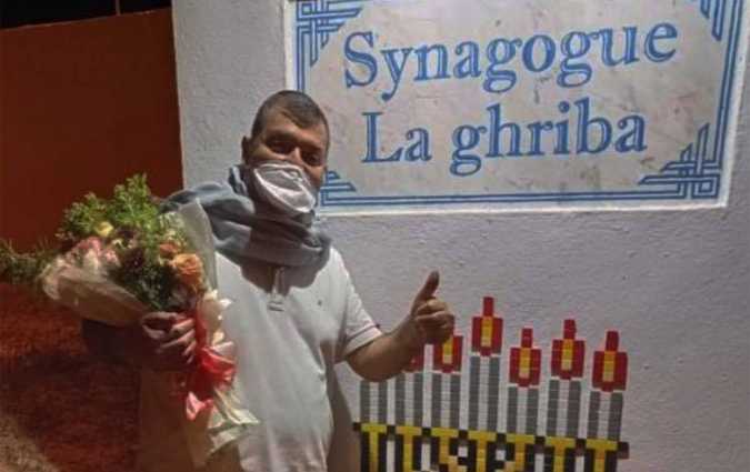 René Trabelsi rentre à Djerba où il se rend à la Ghriba