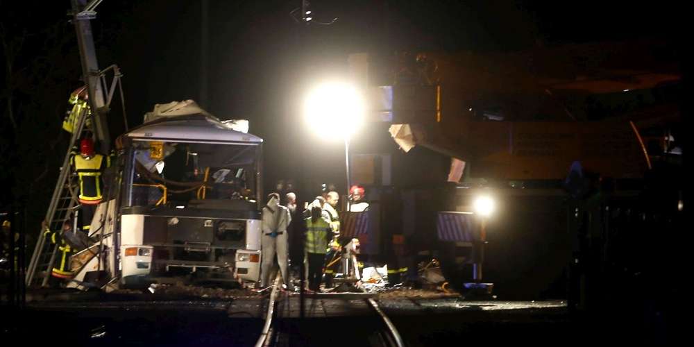 Un train percute un bus scolaire : 4 morts et des blessés graves