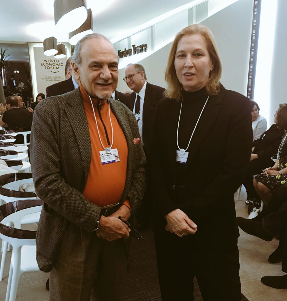 Photo du jour : le prince Turki al-Faisal rencontre à Davos l’ancienne
