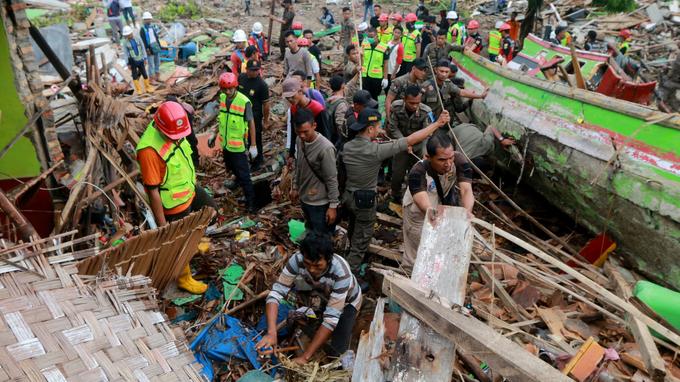 Tsunami en Indonésie: Le bilan s'alourdit à 222 morts