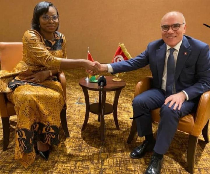 Tunisie-Guinée : L’immigration irrégulière au centre d’une réunion entre Nabil Ammar et une ministre guinéenne