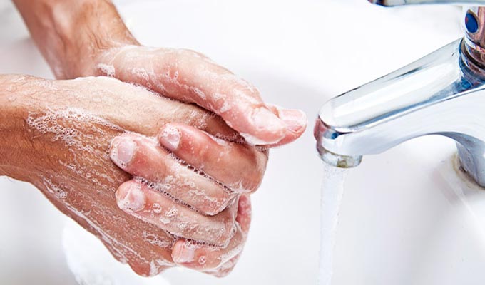 Le lavage des mains réduit de 50 % la transmission de nombreuses maladies et pandémies