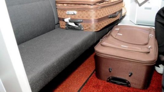 Il cache sa femme dans une valise pour passer la frontière