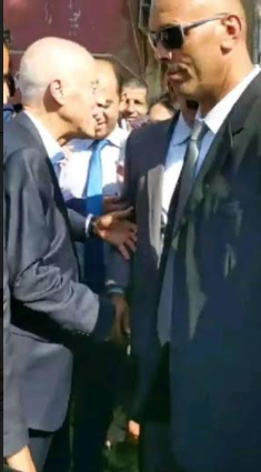 Les photos du Président chez le coiffeur font le buzz