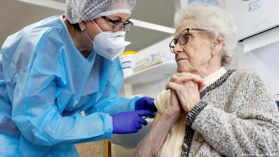 L'OMS critique la lenteur "inacceptable" de la vaccination contre le Covid-19