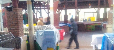 Les marchands du marché central de Tunis manifestent devant l'Assemblée