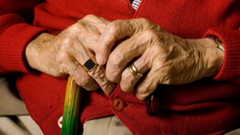 Une vieille dame rend l’âme alors qu’elle attendait son allocation vieillesse