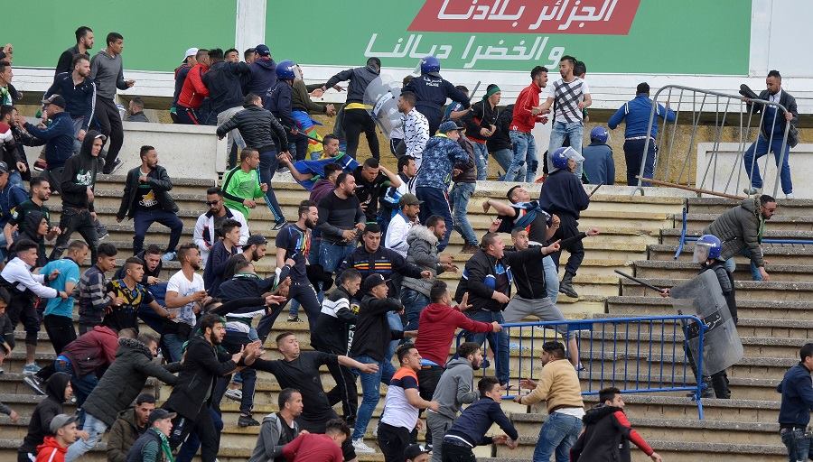 Algérie : 10 policiers blessés et 30 individus arrêtes lors d’un match  