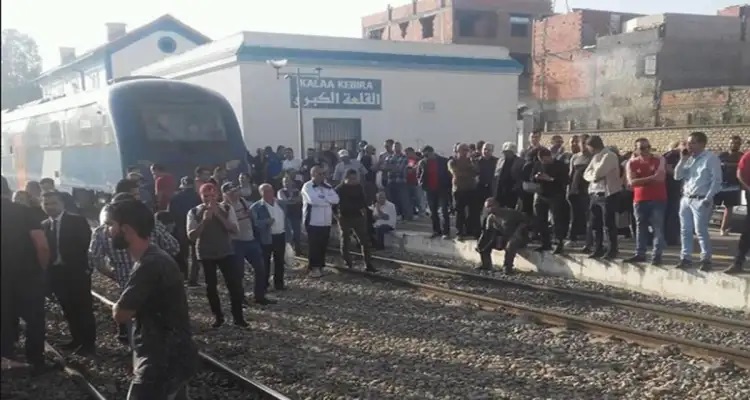 Sousse: Des voyageurs en colère bloquent le train vers Tunis