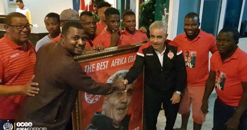 Photo du jour: Des supporters nigérians honorent Faouzi Benzarti