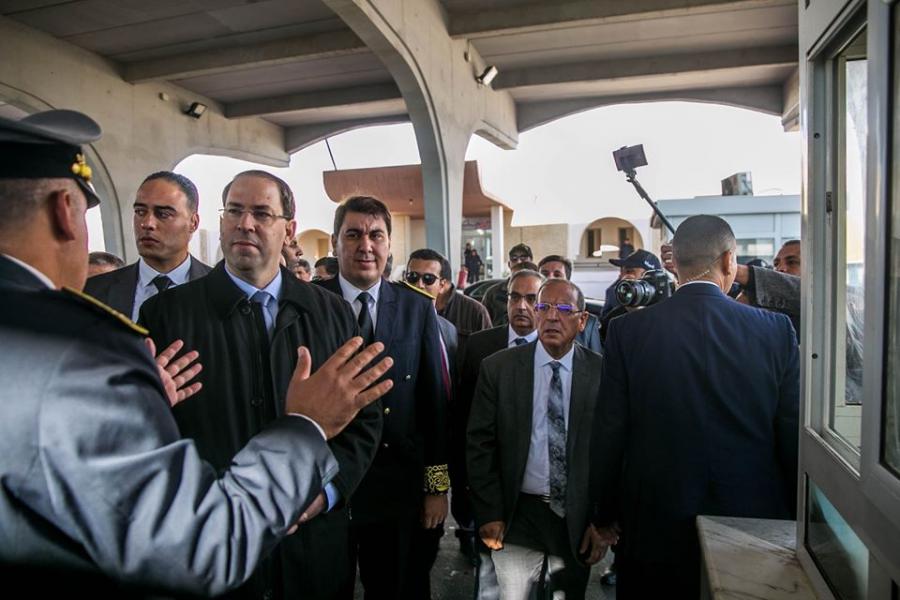 Chahed inaugure le passage frontalier de Hezoua : l’exploitation commerciale la semaine prochaine