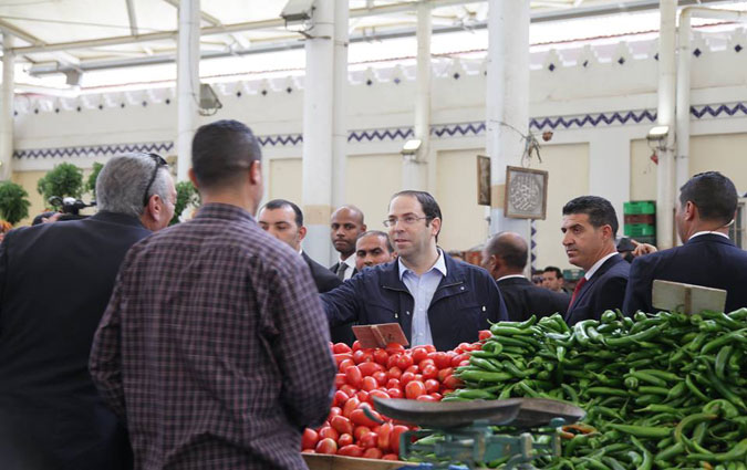En visite au Marché central, Chahed promet une baisse des prix