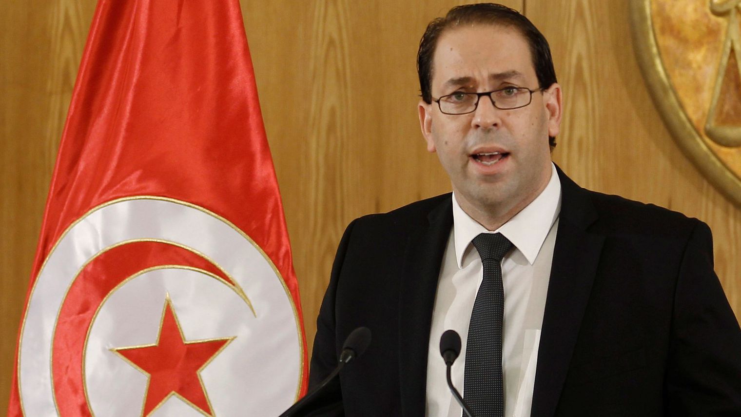 Chahed choisit d’attaquer pour mieux se défendre et traîne tous ses « ennemis en justice »