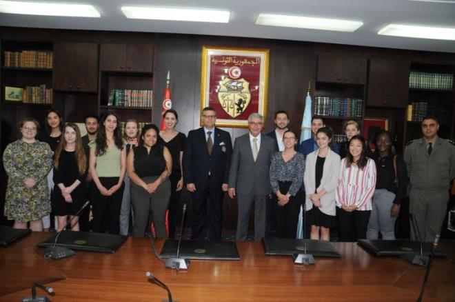 Tunisie : des étudiants canadiens chez le ministre de la défense nationale