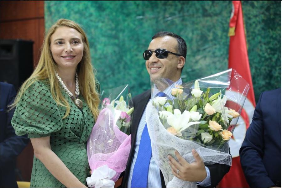 Photo du jour : Le ministre malvoyant W. Zidi prend ses fonctions à la tête du ministère de la Culture