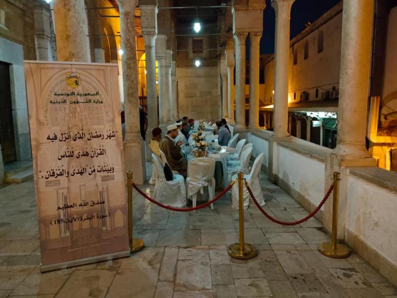 Ramadan: Des tables d’Iftar au profit de nécessiteux aux mosquées Zitouna et Oqba