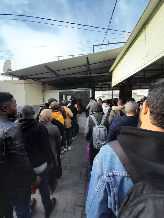 Scène surréaliste à Sfax: Une file d'attente pour les Tunisiens, une autre pour les Subsahariens