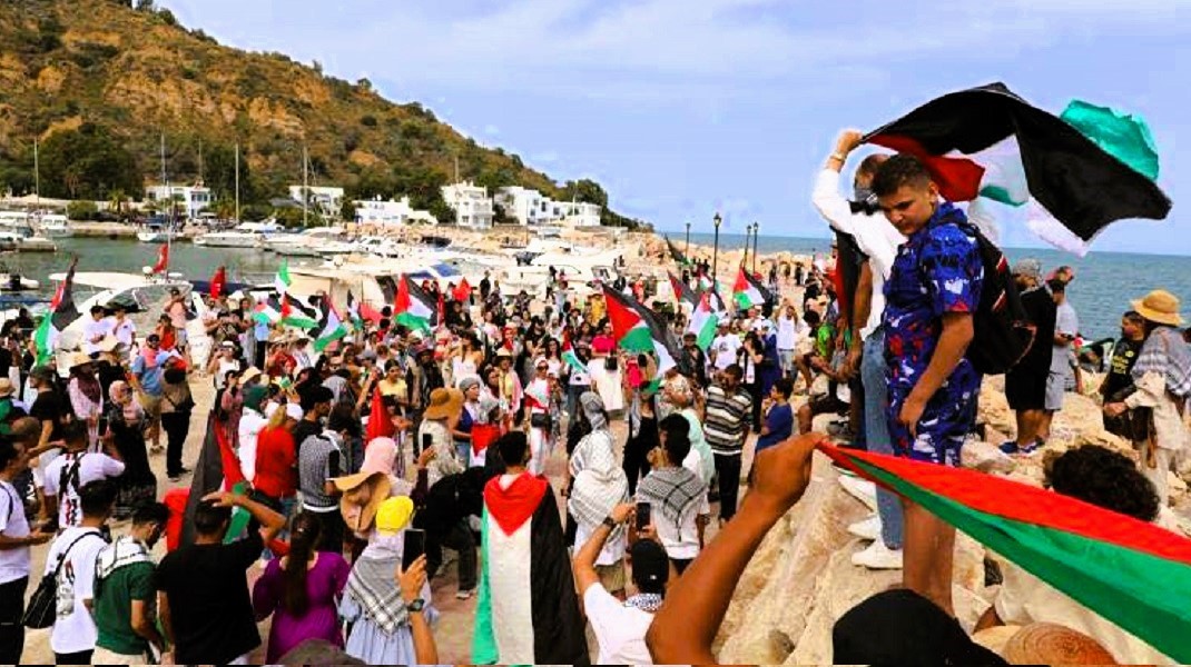 Flottille Soumoud : des milliers de Tunisiens affluent à Sidi Bou Saïd