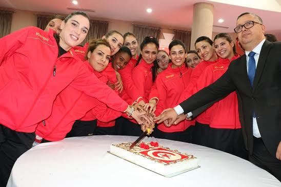 Le gouverneur de Nabeul, Samir Rouihem avec les joueuses 