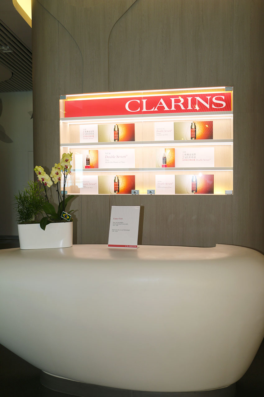 Un espace de Soins Clarins invite les passagers (hommes et femmes) à se relaxer et à se détendre avant son vol