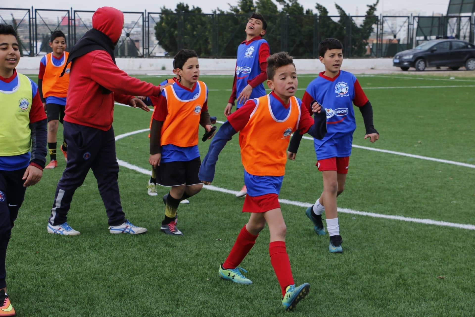 Malgré les dures conditions climatiques qui ont régné dimanche à Sousse, l’ambiance était très chaude au complexe des jeunes de l’Etoile Sportive du Sahel 