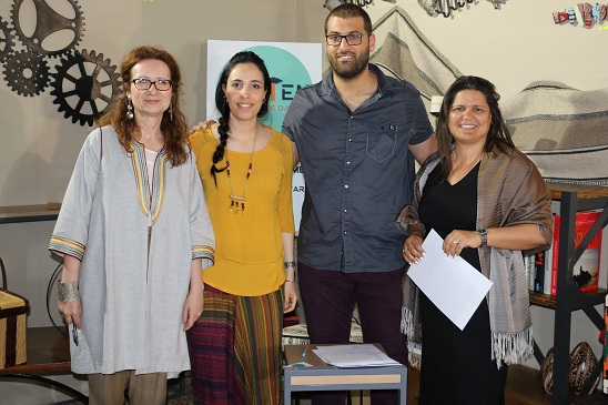 Dora Milad, trésorière à la FTH et Mouna Ben Halima, Vice-Secrétaire Générale à la FTH en compagnie d'artisans 