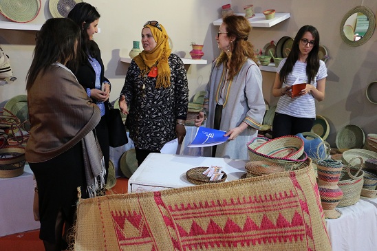 Mouna Ben Halima, Fatma Bennour et Dora Milad en compagnie d'une exposante