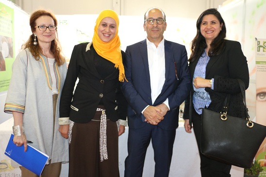 Dora Milad, kahled Fakhfakh et Fatma Bennour en compagnie d'une exposante 