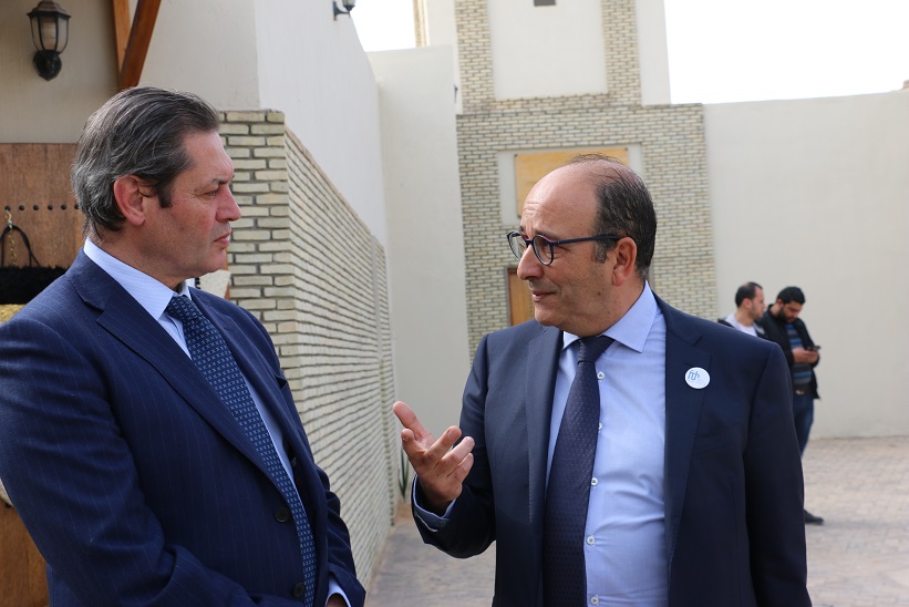 Riadh Mouakher, ministre des affaires locales et de l'environnement en discussion avec le président de la FTH Khaled Fakhfakh 