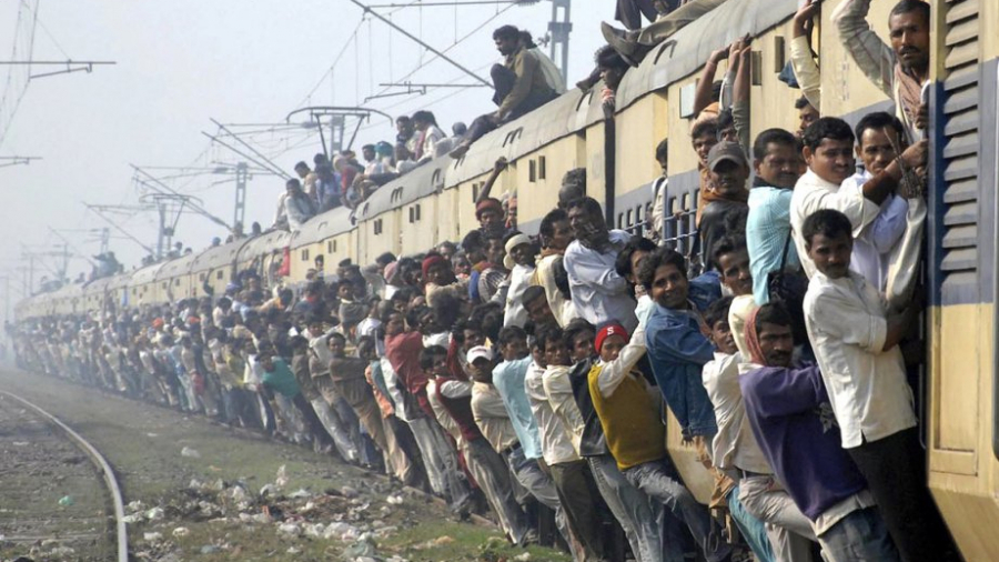 Un train de passagers roule à reculons sur 35 km