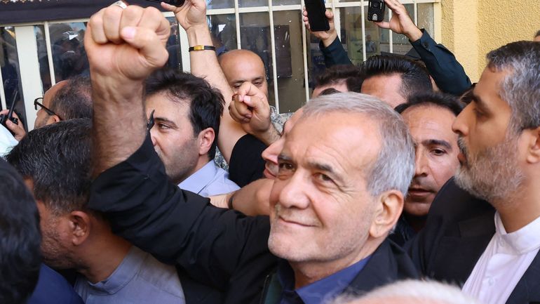 Iran : le nouveau président Masoud Pezeshkian investi par le Guide suprême