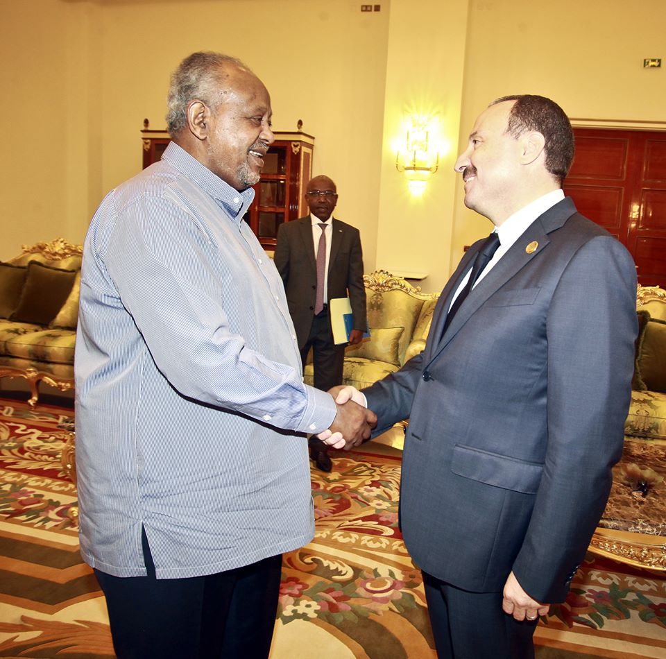 Le président de Djibouti, Ismail Omar Guelleh saluant le président du TABC Bassem Loukil