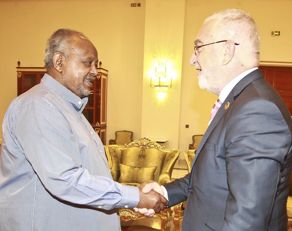 Ismail Omar Guelleh recevant le directeur général de Land'Or, Hatem Denguezli