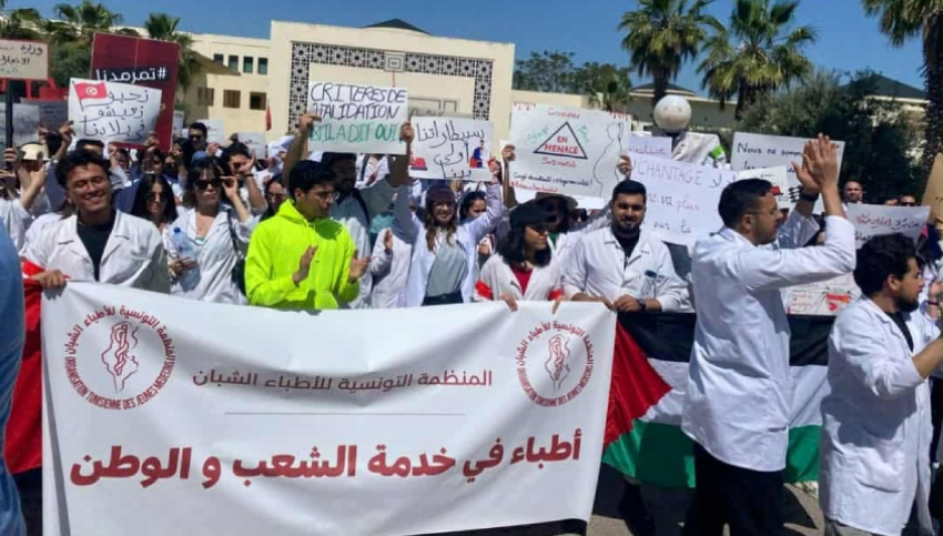 Tunisie: En colère, les jeunes médecins envahissent la rue
