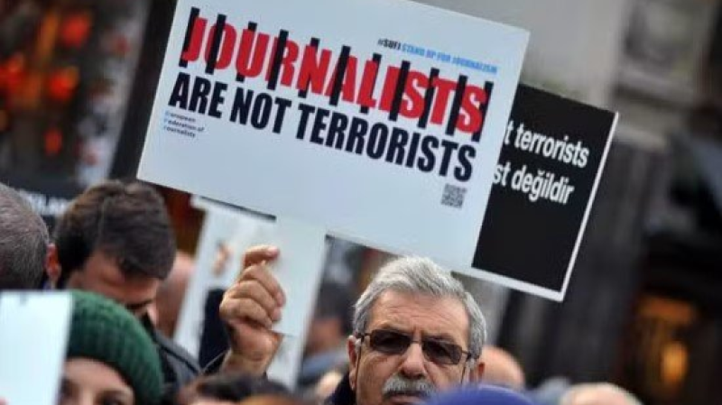 Turquie: libération de huit journalistes emprisonnés