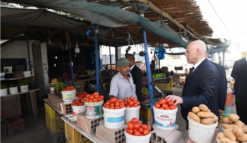 Bizerte: Kaïs Saied rencontre des agriculteurs dans la ville d'Aousja 