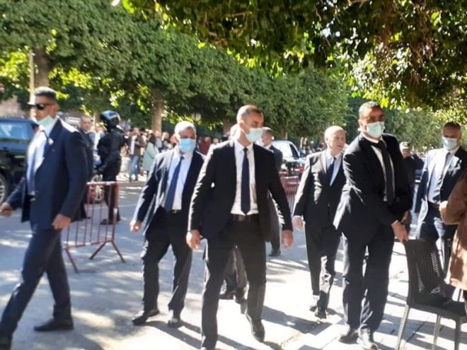 Kaïs Saïed prend un café à l’avenue Habib Bourguiba à Tunis